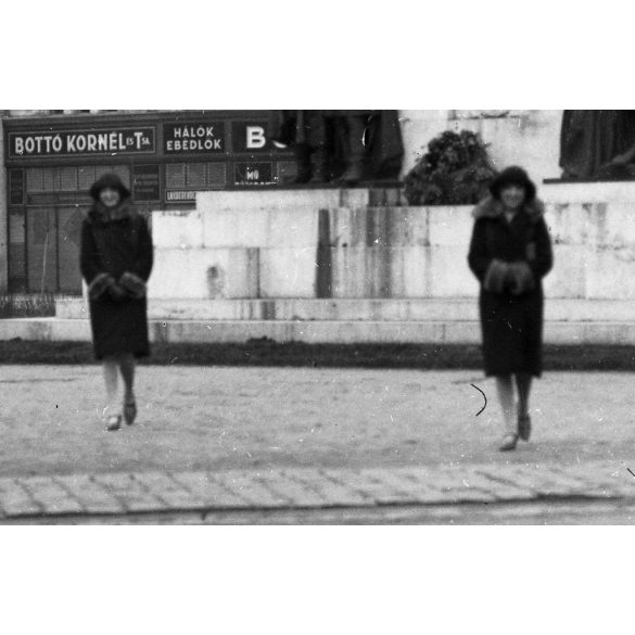 Ikrek a téren, Debrecen, Kossuth szobor, püspöki palota, üzletek, kirakatok, reklámok, hirdetőoszlop, Horthy-korszak, 1920-as évek,  Eredeti nagyméretű fotó negatív!      