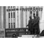 Ikrek a téren, Debrecen, Kossuth szobor, püspöki palota, üzletek, kirakatok, reklámok, hirdetőoszlop, Horthy-korszak, 1920-as évek,  Eredeti nagyméretű fotó negatív!      