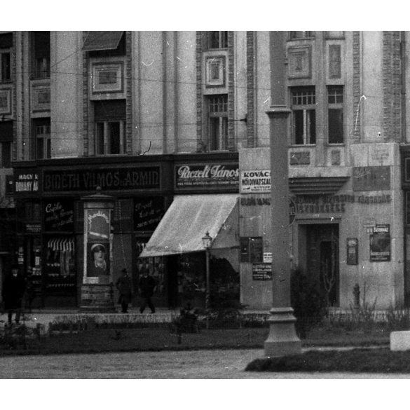 Ikrek a téren, Debrecen, Kossuth szobor, püspöki palota, üzletek, kirakatok, reklámok, hirdetőoszlop, Horthy-korszak, 1920-as évek,  Eredeti nagyméretű fotó negatív!      