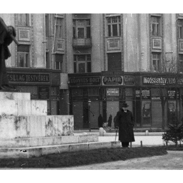 Ikrek a téren, Debrecen, Kossuth szobor, püspöki palota, üzletek, kirakatok, reklámok, hirdetőoszlop, Horthy-korszak, 1920-as évek,  Eredeti nagyméretű fotó negatív!      