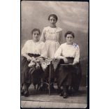 Ritka műterem, FORST Károly fényképészeti és festészeti műterme, Kisbér, lányok az asztalnál, testvér, barátnő, helytörténet, Komárom-Esztergom megye, Horthy-korszak, 1920-as évek, Eredeti fotó, hátulján pecséttel jelzett papírkép.  