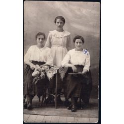   Ritka műterem, FORST Károly fényképészeti és festészeti műterme, Kisbér, lányok az asztalnál, testvér, barátnő, helytörténet, Komárom-Esztergom megye, Horthy-korszak, 1920-as évek, Eredeti fotó, hátulján pecséttel jelzett papírkép.  