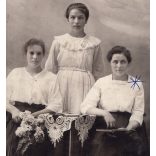 Ritka műterem, FORST Károly fényképészeti és festészeti műterme, Kisbér, lányok az asztalnál, testvér, barátnő, helytörténet, Komárom-Esztergom megye, Horthy-korszak, 1920-as évek, Eredeti fotó, hátulján pecséttel jelzett papírkép.  