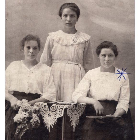 Ritka műterem, FORST Károly fényképészeti és festészeti műterme, Kisbér, lányok az asztalnál, testvér, barátnő, helytörténet, Komárom-Esztergom megye, Horthy-korszak, 1920-as évek, Eredeti fotó, hátulján pecséttel jelzett papírkép.  