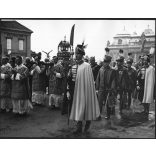 Nagyobb méret, Szendrő István fotóművészeti alkotása, Szent Jobb-körmenet a Budai Várban, egyházi méltóságok, egyenruha, alabárdosok, 1930-as évek. Eredeti, pecséttel jelzett fotó, papírkép, Agfa Brovira papíron. Dekorációnak, ajándéknak is kiváló. m