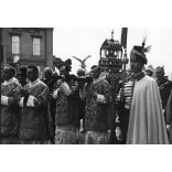 Nagyobb méret, Szendrő István fotóművészeti alkotása, Szent Jobb-körmenet a Budai Várban, egyházi méltóságok, egyenruha, alabárdosok, 1930-as évek. Eredeti, pecséttel jelzett fotó, papírkép, Agfa Brovira papíron. Dekorációnak, ajándéknak is kiváló. m