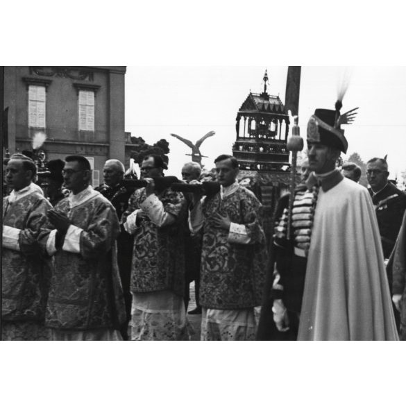 Nagyobb méret, Szendrő István fotóművészeti alkotása, Szent Jobb-körmenet a Budai Várban, egyházi méltóságok, egyenruha, alabárdosok, 1930-as évek. Eredeti, pecséttel jelzett fotó, papírkép, Agfa Brovira papíron. Dekorációnak, ajándéknak is kiváló. m