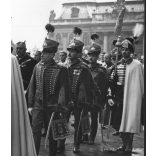 Nagyobb méret, Szendrő István fotóművészeti alkotása, Szent Jobb-körmenet a Budai Várban, egyházi méltóságok, egyenruha, alabárdosok, 1930-as évek. Eredeti, pecséttel jelzett fotó, papírkép, Agfa Brovira papíron. Dekorációnak, ajándéknak is kiváló. m