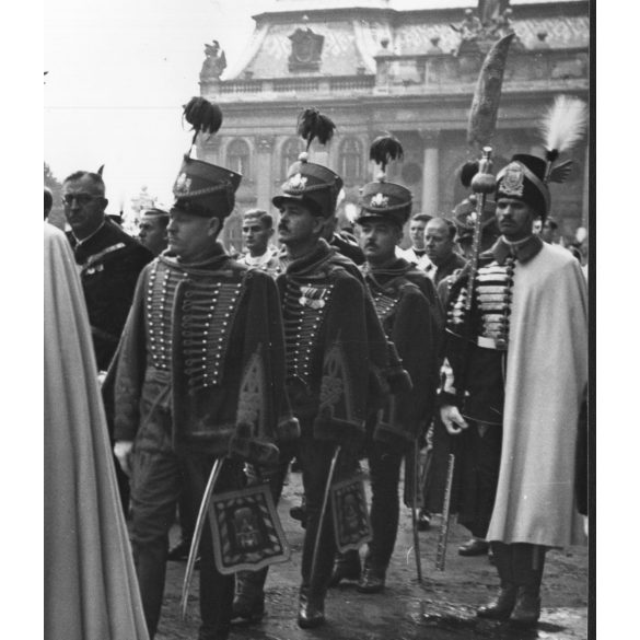 Nagyobb méret, Szendrő István fotóművészeti alkotása, Szent Jobb-körmenet a Budai Várban, egyházi méltóságok, egyenruha, alabárdosok, 1930-as évek. Eredeti, pecséttel jelzett fotó, papírkép, Agfa Brovira papíron. Dekorációnak, ajándéknak is kiváló. m