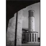 Nagyobb méret, Szendrő István fotóművészeti alkotása, a Farkasréti temető Keresztes Szent János temetőkápolnája, Budapest, a kápolna elpusztult a 2. világháborúban, 1930-as évek. Eredeti, pecséttel jelzett fotó, papírkép, Agfa Brovira papíron. Dekorá