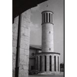 Nagyobb méret, Szendrő István fotóművészeti alkotása, a Farkasréti temető Keresztes Szent János temetőkápolnája, Budapest, a kápolna elpusztult a 2. világháborúban, 1930-as évek. Eredeti, pecséttel jelzett fotó, papírkép, Agfa Brovira papíron. Dekorá