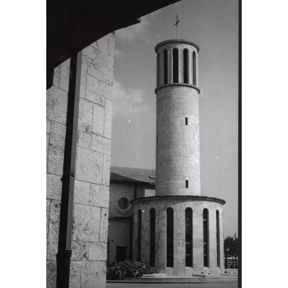 Nagyobb méret, Szendrő István fotóművészeti alkotása, a Farkasréti temető Keresztes Szent János temetőkápolnája, Budapest, a kápolna elpusztult a 2. világháborúban, 1930-as évek. Eredeti, pecséttel jelzett fotó, papírkép, Agfa Brovira papíron. Dekorá