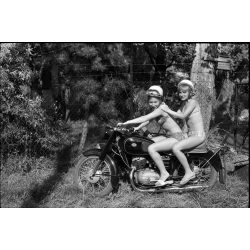   4 darab fotó negatív, lányok Pannonia oldalkocsis motorkerékpáron, bikini, fürdőruha, jármű, közlekedés, Eredeti fotó negatív, 4 darab. méret megközelítőleg (miliméterben): 24 x 36  Használt! Eredeti fotó negatív. 