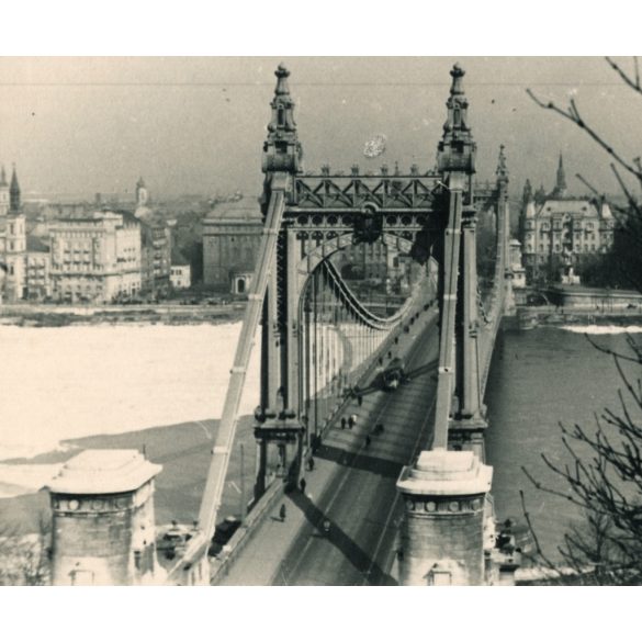 Jégzajlás a Dunán, régi Erzsébet híd, villamos, jármű, közlekedés, helytörténet, Horthy-korszak, 1940, 1940-es évek, Eredeti fotó, hátulján feliratozott papírkép.   