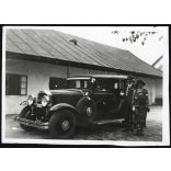 Elegáns család, Torday Béla, Nagykőrös város főorvosa Buick személygépkocsival, Nagykőrös, magyar rendszám B 45 578, autó, jármű, közlekedés, Horthy-korszak, 1930-as évek, Eredeti fotó, hátulján feliratozott papírkép.   méret megközelítőleg (centimét