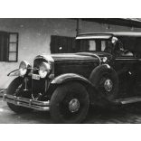 Elegáns család, Torday Béla, Nagykőrös város főorvosa Buick személygépkocsival, Nagykőrös, magyar rendszám B 45 578, autó, jármű, közlekedés, Horthy-korszak, 1930-as évek, Eredeti fotó, hátulján feliratozott papírkép.   méret megközelítőleg (centimét