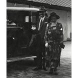 Elegáns család, Torday Béla, Nagykőrös város főorvosa Buick személygépkocsival, Nagykőrös, magyar rendszám B 45 578, autó, jármű, közlekedés, Horthy-korszak, 1930-as évek, Eredeti fotó, hátulján feliratozott papírkép.   méret megközelítőleg (centimét