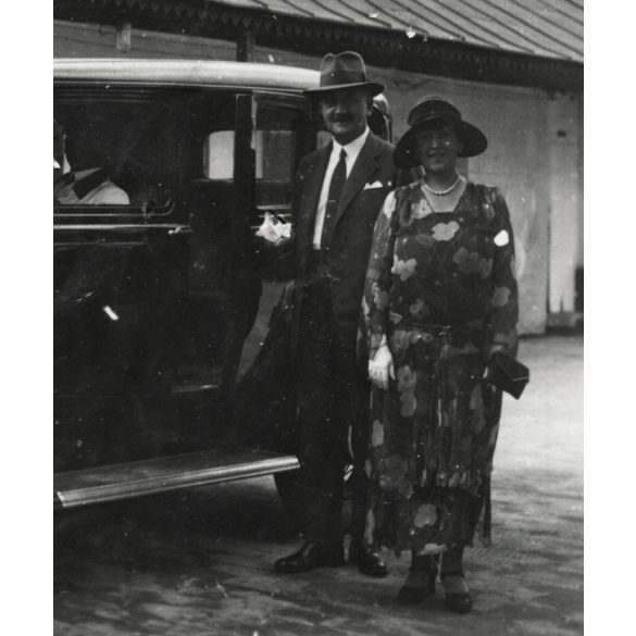 Elegáns család, Torday Béla, Nagykőrös város főorvosa Buick személygépkocsival, Nagykőrös, magyar rendszám B 45 578, autó, jármű, közlekedés, Horthy-korszak, 1930-as évek, Eredeti fotó, hátulján feliratozott papírkép.   méret megközelítőleg (centimét