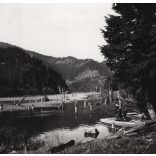 Kirándulók a Gyilkos-tónál, Erdély, csónak, Horthy-korszak, 1940. szeptember, 1940-es évek, Eredeti fotó, hátulján feliratozott papírkép.  