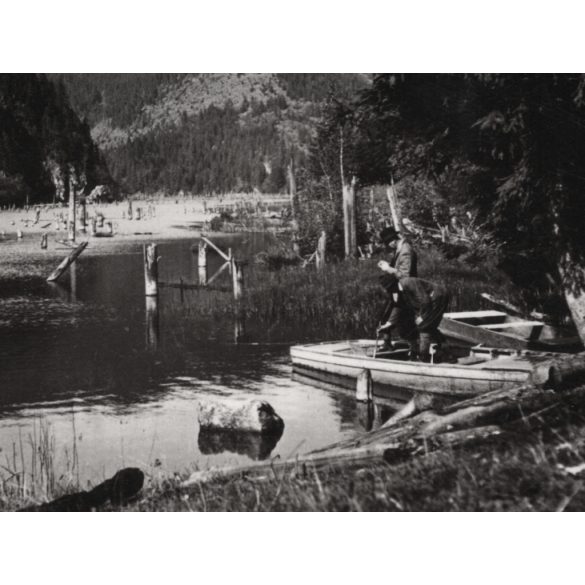 Kirándulók a Gyilkos-tónál, Erdély, csónak, Horthy-korszak, 1940. szeptember, 1940-es évek, Eredeti fotó, hátulján feliratozott papírkép.  