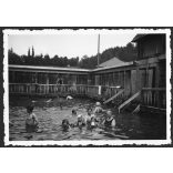 Fürdőzők a Medve-tóban, Szováta, Erdély, fürdőkultúra, Horthy-korszak, 1935., 1930-as évek, Eredeti fotó, hátulján feliratozott papírkép. 
