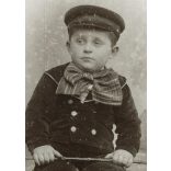 Perucki Simon műterme, Kalocsa, kisfiú sapkában, sétapálcával, monarchia, 1870-es évek, Eredeti CDV, vizitkártya fotó.  