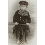 Perucki Simon műterme, Kalocsa, kisfiú sapkában, sétapálcával, monarchia, 1870-es évek, Eredeti CDV, vizitkártya fotó.  