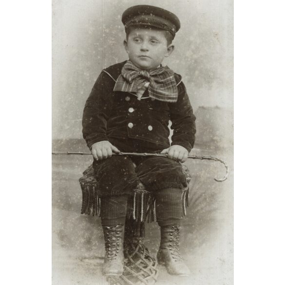 Perucki Simon műterme, Kalocsa, kisfiú sapkában, sétapálcával, monarchia, 1870-es évek, Eredeti CDV, vizitkártya fotó.  