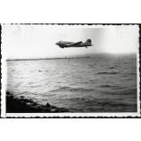 Leszáll a HA-LIE a Maszovlet színeiben, Siófok, Balaton, Li-2 repülőgép, jármű, közlekedés, strand, helytörténet, kommunizmus,1950-es évek, Eredeti fotó, papírkép. 