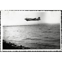   Leszáll a HA-LIE a Maszovlet színeiben, Siófok, Balaton, Li-2 repülőgép, jármű, közlekedés, strand, helytörténet, kommunizmus,1950-es évek, Eredeti fotó, papírkép. 