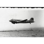 Leszáll a HA-LIE a Maszovlet színeiben, Siófok, Balaton, Li-2 repülőgép, jármű, közlekedés, strand, helytörténet, kommunizmus,1950-es évek, Eredeti fotó, papírkép. 