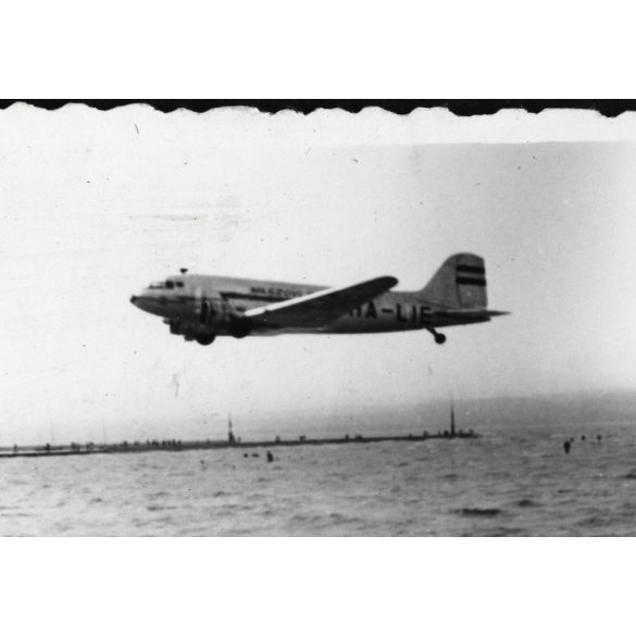 Leszáll a HA-LIE a Maszovlet színeiben, Siófok, Balaton, Li-2 repülőgép, jármű, közlekedés, strand, helytörténet, kommunizmus,1950-es évek, Eredeti fotó, papírkép. 