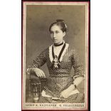 Ritka! Szőke Antal rajztanár Festész és Fényképész műterme, Kiskunfélegyháza, fiatal nő pöttyös ruhában, helytörténet, monarchia, 1870-es évek, Eredeti CDV, vizitkártya fotó.   