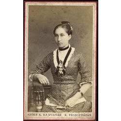   Ritka! Szőke Antal rajztanár Festész és Fényképész műterme, Kiskunfélegyháza, fiatal nő pöttyös ruhában, helytörténet, monarchia, 1870-es évek, Eredeti CDV, vizitkártya fotó.   