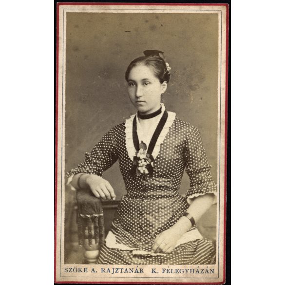 Ritka! Szőke Antal rajztanár Festész és Fényképész műterme, Kiskunfélegyháza, fiatal nő pöttyös ruhában, helytörténet, monarchia, 1870-es évek, Eredeti CDV, vizitkártya fotó.   