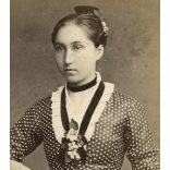 Ritka! Szőke Antal rajztanár Festész és Fényképész műterme, Kiskunfélegyháza, fiatal nő pöttyös ruhában, helytörténet, monarchia, 1870-es évek, Eredeti CDV, vizitkártya fotó.   