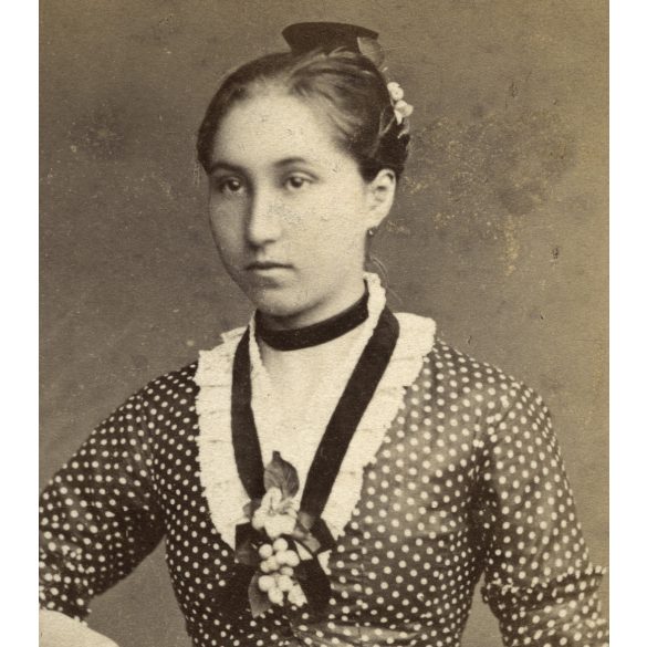 Ritka! Szőke Antal rajztanár Festész és Fényképész műterme, Kiskunfélegyháza, fiatal nő pöttyös ruhában, helytörténet, monarchia, 1870-es évek, Eredeti CDV, vizitkártya fotó.   