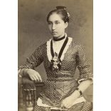 Ritka! Szőke Antal rajztanár Festész és Fényképész műterme, Kiskunfélegyháza, fiatal nő pöttyös ruhában, helytörténet, monarchia, 1870-es évek, Eredeti CDV, vizitkártya fotó.   