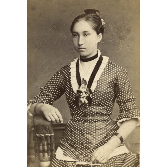 Ritka! Szőke Antal rajztanár Festész és Fényképész műterme, Kiskunfélegyháza, fiatal nő pöttyös ruhában, helytörténet, monarchia, 1870-es évek, Eredeti CDV, vizitkártya fotó.   