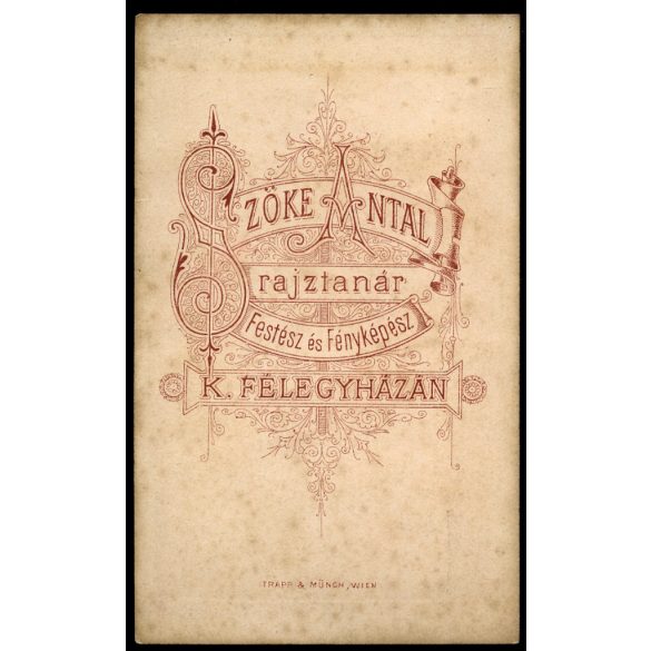 Ritka! Szőke Antal rajztanár Festész és Fényképész műterme, Kiskunfélegyháza, fiatal nő pöttyös ruhában, helytörténet, monarchia, 1870-es évek, Eredeti CDV, vizitkártya fotó.   