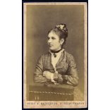 Ritka! Szőke Antal rajztanár Festész és Fényképész műterme, Kiskunfélegyháza, fiatal nő medállal, fejdísszel, helytörténet, monarchia, 1870-es évek, Eredeti CDV, vizitkártya fotó.  