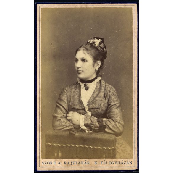 Ritka! Szőke Antal rajztanár Festész és Fényképész műterme, Kiskunfélegyháza, fiatal nő medállal, fejdísszel, helytörténet, monarchia, 1870-es évek, Eredeti CDV, vizitkártya fotó.  