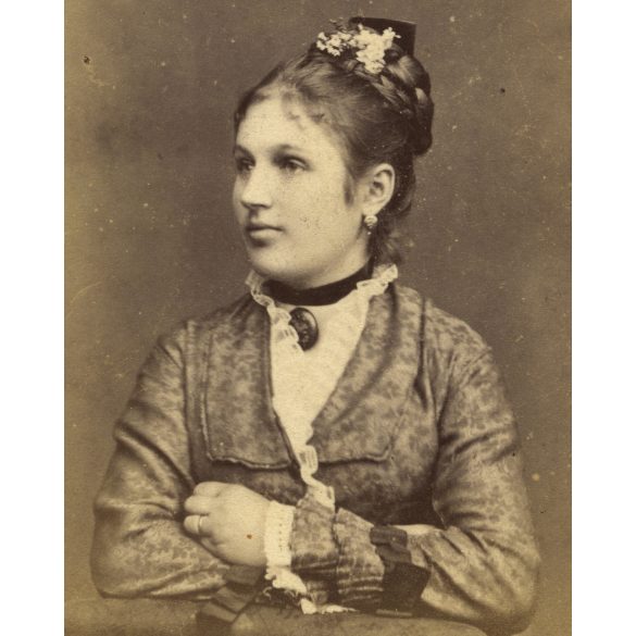 Ritka! Szőke Antal rajztanár Festész és Fényképész műterme, Kiskunfélegyháza, fiatal nő medállal, fejdísszel, helytörténet, monarchia, 1870-es évek, Eredeti CDV, vizitkártya fotó.  