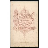 Ritka! Szőke Antal rajztanár Festész és Fényképész műterme, Kiskunfélegyháza, fiatal nő medállal, fejdísszel, helytörténet, monarchia, 1870-es évek, Eredeti CDV, vizitkártya fotó.  