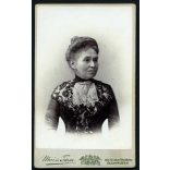 Mai Manó és Társa műterem, Budapest, elegáns nő gyönyörű ruhában, monarchia, 1890-es évek, Eredeti CDV, vizitkártya fotó.  