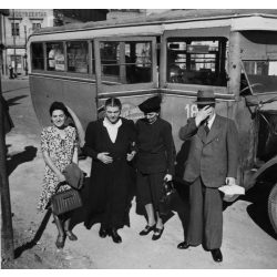   Utasok autóbusszal, a Győri Általános Közlekedési Vállalat és a Star Garage által üzemeltetett és gyártott busz, jármű, közlekedés, Horthy-korszak, 1930-as évek, Eredeti fotó, papírkép.   