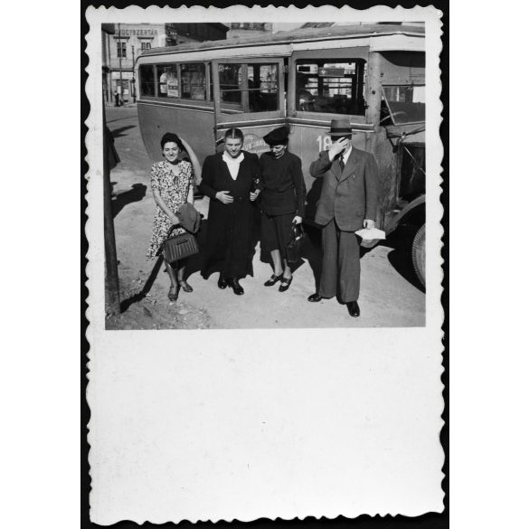 Utasok autóbusszal, a Győri Általános Közlekedési Vállalat és a Star Garage által üzemeltetett és gyártott busz, jármű, közlekedés, Horthy-korszak, 1930-as évek, Eredeti fotó, papírkép.   