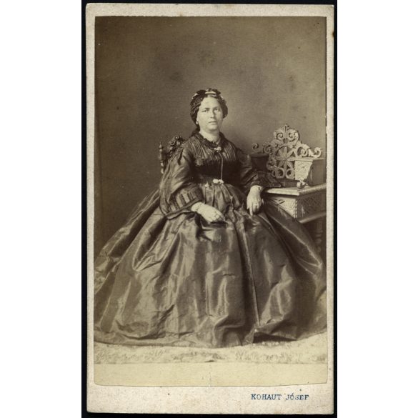 Kohaut Jósef műterme , Buda, Víziváros, a Vörös Ráknál, elegáns nemes nő gyönyörű ruhában, gazdagon faragott bútorok, monarchia, 1860-as évek, Eredeti CDV, korai ritka vizitkártya fotó. 