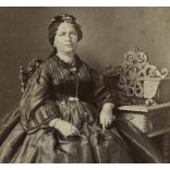 Kohaut Jósef műterme , Buda, Víziváros, a Vörös Ráknál, elegáns nemes nő gyönyörű ruhában, gazdagon faragott bútorok, monarchia, 1860-as évek, Eredeti CDV, korai ritka vizitkártya fotó. 