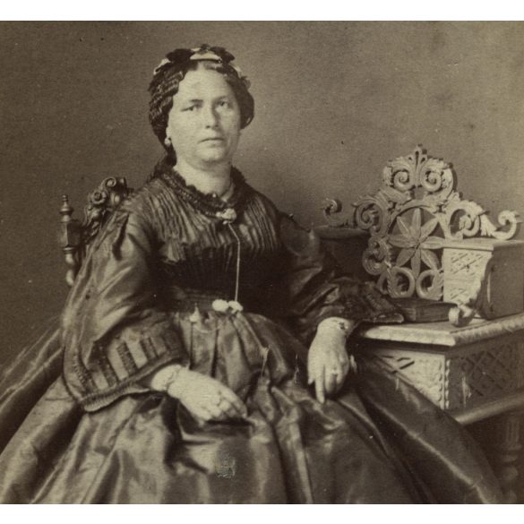 Kohaut Jósef műterme , Buda, Víziváros, a Vörös Ráknál, elegáns nemes nő gyönyörű ruhában, gazdagon faragott bútorok, monarchia, 1860-as évek, Eredeti CDV, korai ritka vizitkártya fotó. 